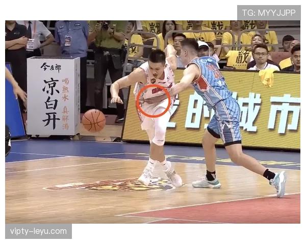 背后犯规为何常被误判?裁判如何界定危险动作 背后犯规为何常被误判?裁判如何界定危险动作