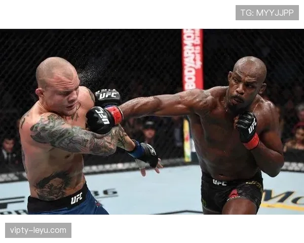 看到乔恩·琼斯拎着塑料袋出门那一刻笑喷，进八角笼又像外星人